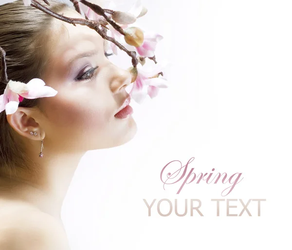 Krásná dívka s květy na jaře — Stock fotografie