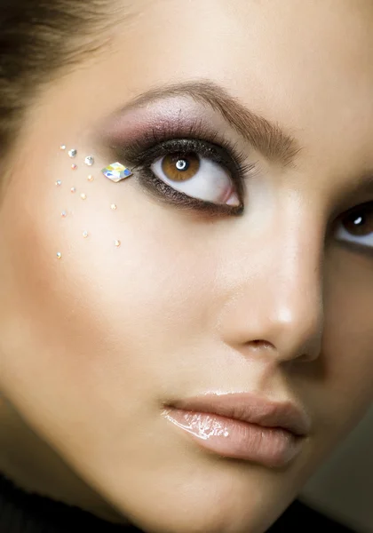 Vackra flickans ansikte. perfekt makeup — Stockfoto