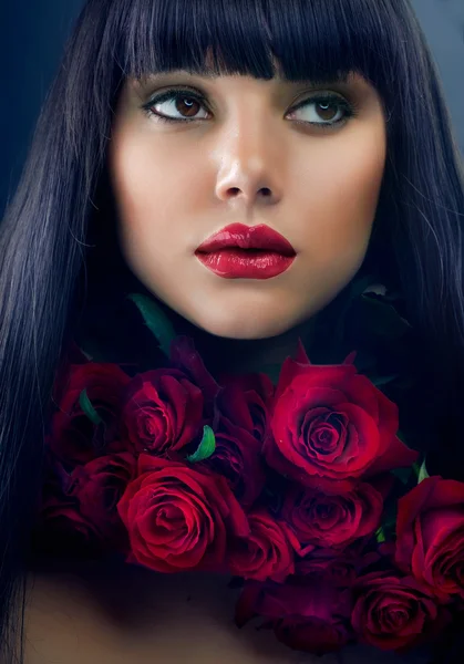 Το όμορφο κορίτσι μόδας με τριαντάφυλλα — Φωτογραφία Αρχείου