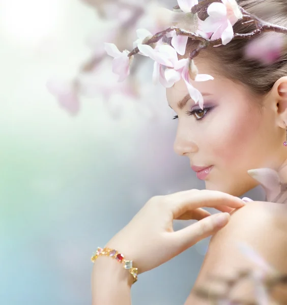 Krásná dívka s květy na jaře — Stock fotografie
