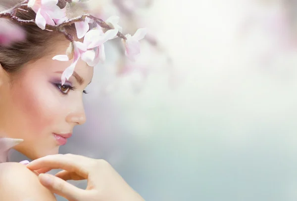 Mooi meisje met voorjaar bloemen. frisse huid — Stockfoto