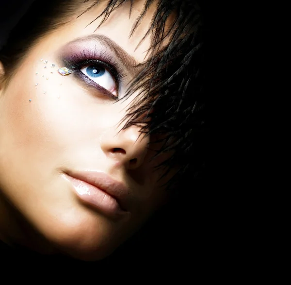 Fashion girl's gezicht. perfecte make-up. geïsoleerd op zwart — Stockfoto