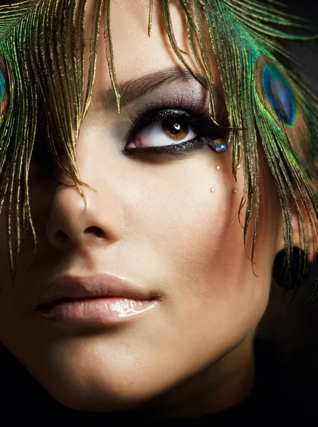 Vackra mode flicka ansikte. Peacock makeup — Stockfoto