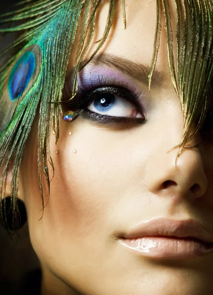 Bella faccia da Fashion Girl. Peacock trucco — Foto Stock