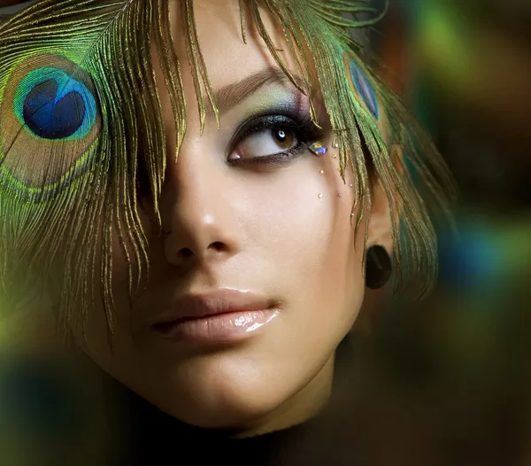 Mooie mode meisje gezicht. Peacock make-up — Stockfoto