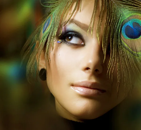 Mooie mode meisje gezicht. Peacock make-up — Stockfoto