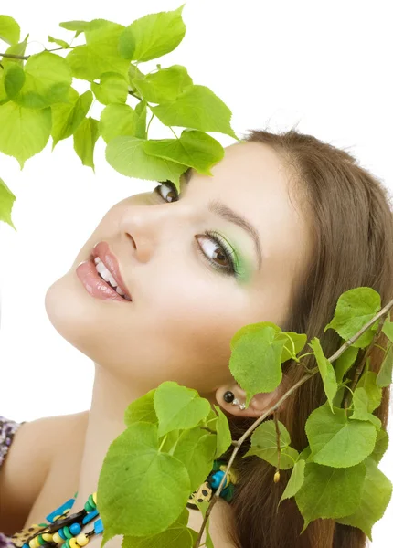 緑の葉と美しい女性。自然の美しさ。健康な皮膚 — ストック写真