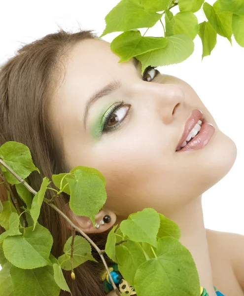 Yeşil yaprakları ile güzel bir kadın. doğal bir güzellik. sağlıklı cilt — Stok fotoğraf