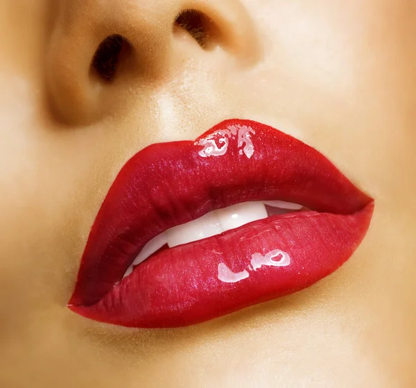 Smyslná ústa. červená rtěnka — Stock fotografie