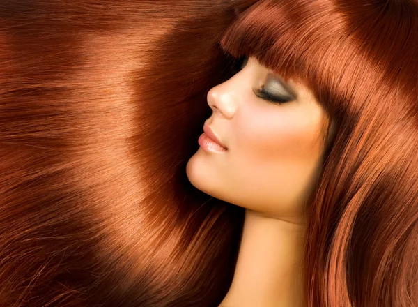 红色的长头发的漂亮女人 — 图库照片