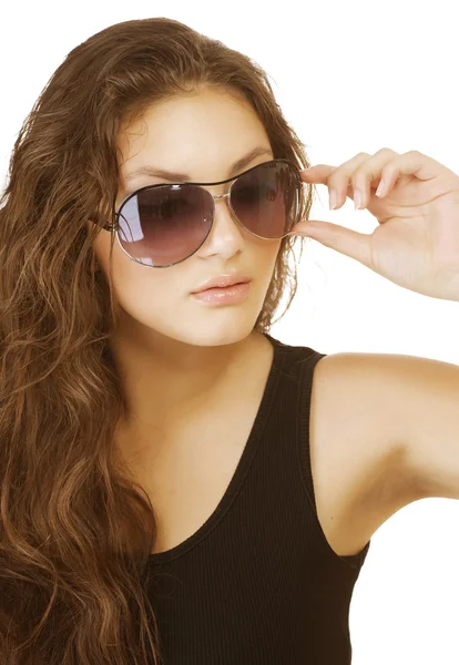 Belle femme de mode portant des lunettes de soleil — Photo
