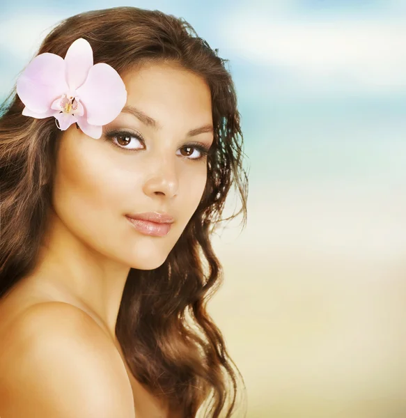 Krásné letní žena na pláži — Stock fotografie