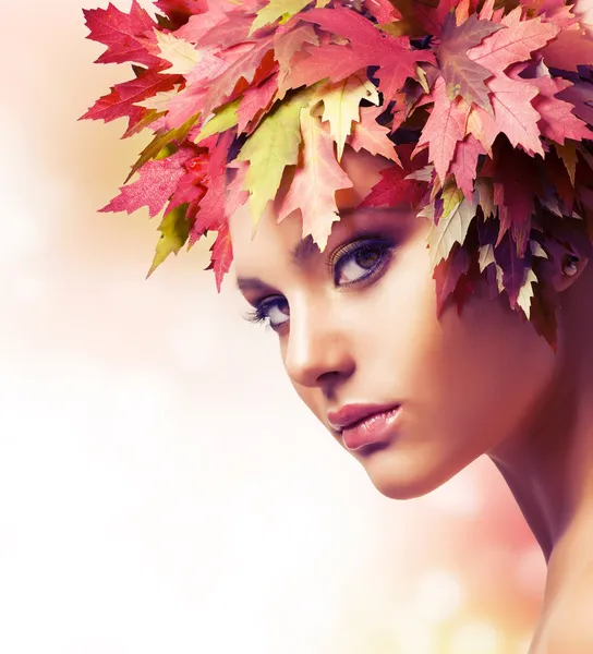 Herbstweib. schönes, kreatives Make-up — Stockfoto