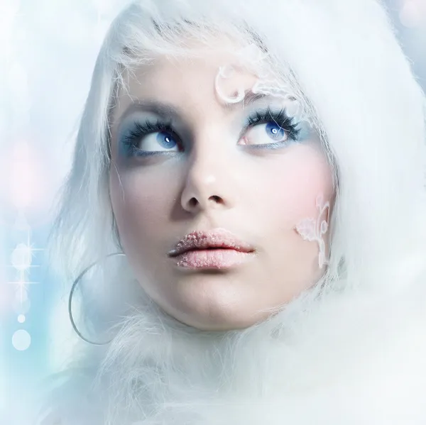 Piękna zima. sztuki wysokiej kluczowych moda. idealny makijaż — Zdjęcie stockowe