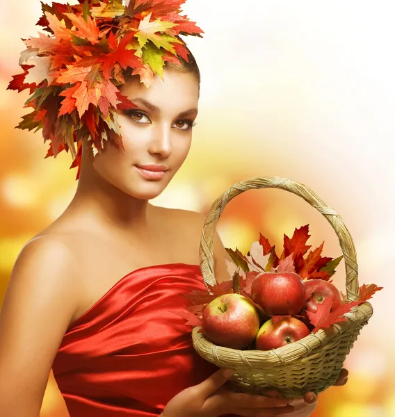 Jesienna dziewczyna z jabłkami — Zdjęcie stockowe