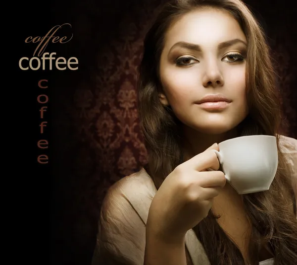Hermosa mujer con café. Aislado en negro. Espacio-copia — Foto de Stock