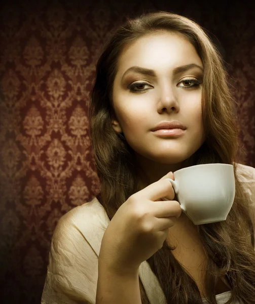 Piękna kobieta z filiżanki kawy — Zdjęcie stockowe