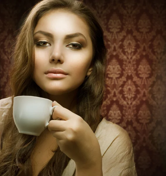 Krásná žena s šálkem kávy — Stock fotografie