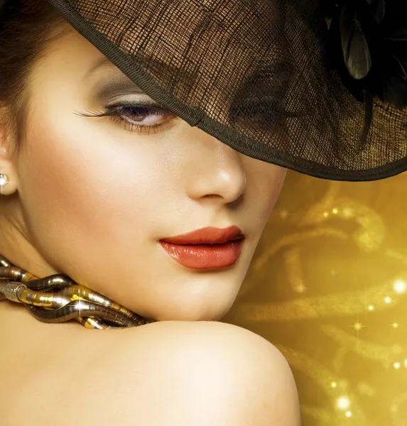 Mode vacker kvinna över lyx guld bakgrund — Stockfoto