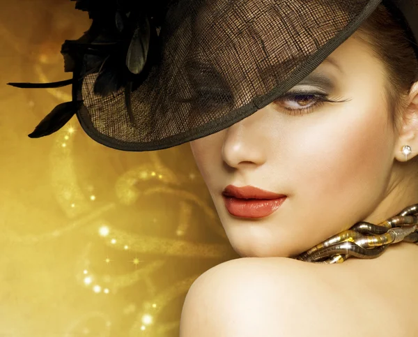 Mode vacker kvinna över lyx guld bakgrund — Stockfoto