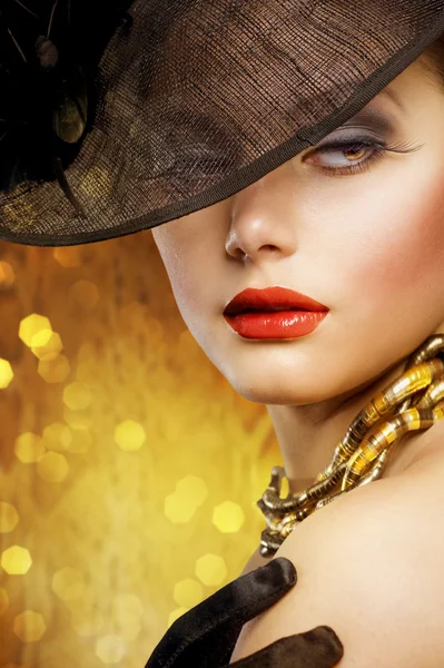 Moda Güzel Kadın Altın Arkaplanda Lüks — Stok fotoğraf