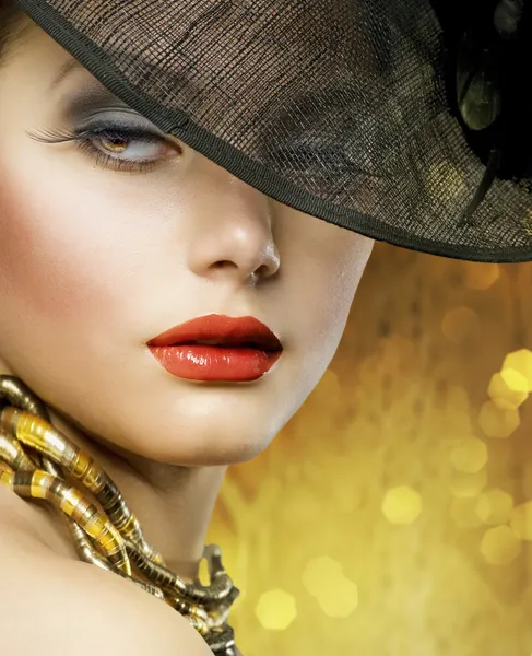 Fashion mooie vrouw over luxe gouden achtergrond — Stockfoto