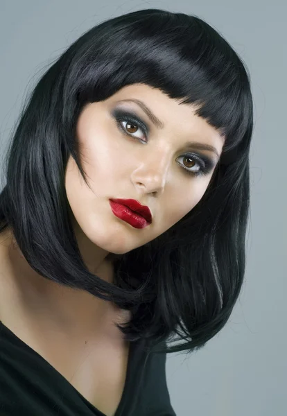 Brunette extrema maquiagem.Corte de cabelo — Fotografia de Stock