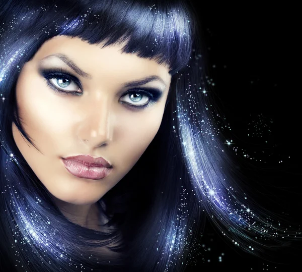 Krása tmavovláska s magické vlasy — Stock fotografie