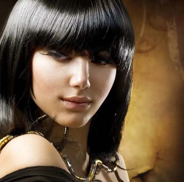 Mooie brunette. oude Egyptische stijl ingericht — Stockfoto