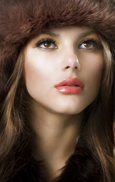 Όμορφη νεαρή γυναίκα που φοράει τη γούνα hat.winter στυλ — Φωτογραφία Αρχείου
