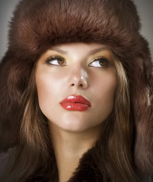 Όμορφη νεαρή γυναίκα που φοράει τη γούνα hat.winter στυλ — Φωτογραφία Αρχείου
