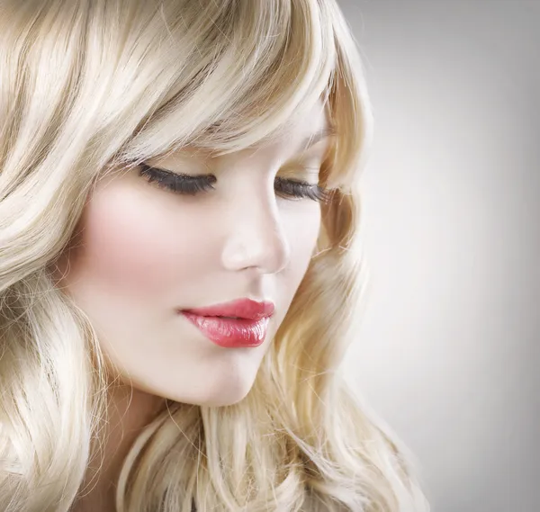 Blond hair.beautiful vrouw portrait.hairstyle — Stockfoto