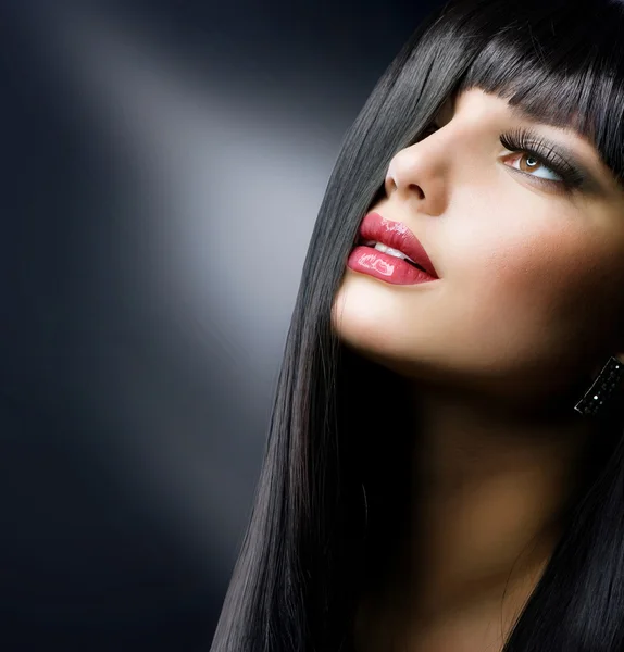 Morena de moda. Hermoso maquillaje y cabello negro saludable —  Fotos de Stock