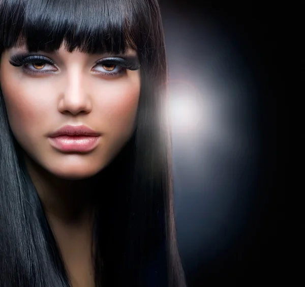 Moda Brunette.Beautiful maquillaje y cabello negro saludable — Foto de Stock