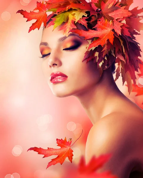 Schöne Herbstfrau — Stockfoto