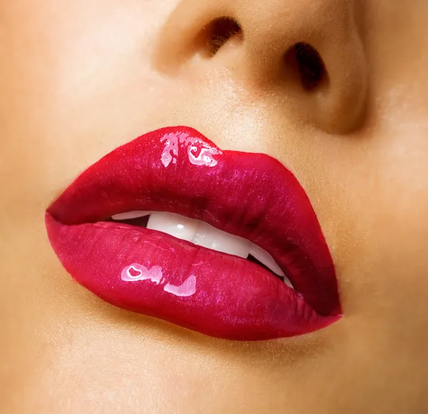 Zmysłowe usta. czerwona szminka — Zdjęcie stockowe