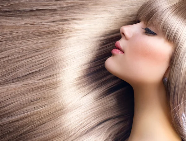 Biondo Hair.Beautiful donna con capelli lunghi dritti — Foto Stock