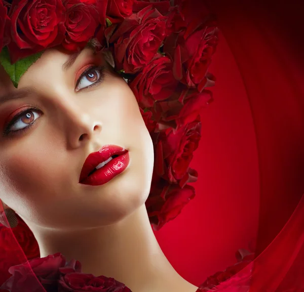红色化妆和玫瑰的美丽时尚女孩。发型 — 图库照片