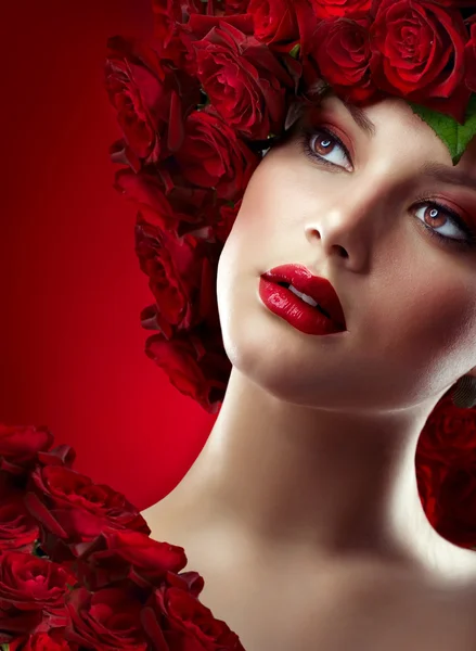 Όμορφη μόδας κορίτσι με μακιγιάζ κόκκινο και τριαντάφυλλα. χτένισμα — Φωτογραφία Αρχείου