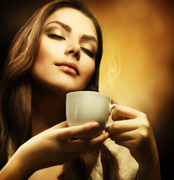 コーヒーを飲む美しい女性 — ストック写真