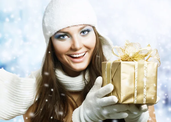 Piękna dziewczyna szczęśliwy z prezentem. śnieg — Zdjęcie stockowe