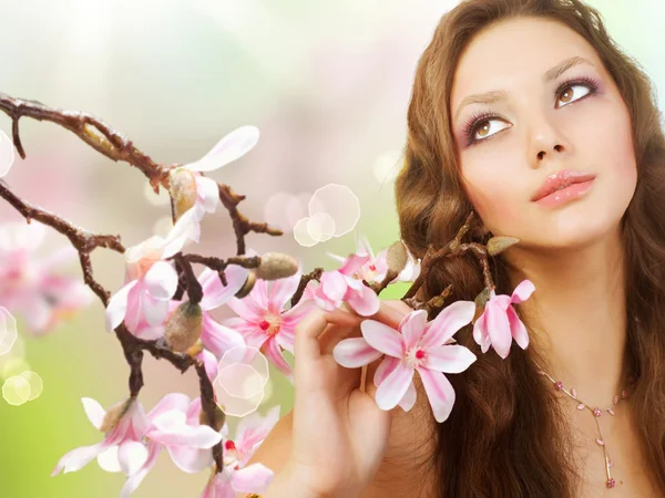Vackra våren flicka — Stockfoto