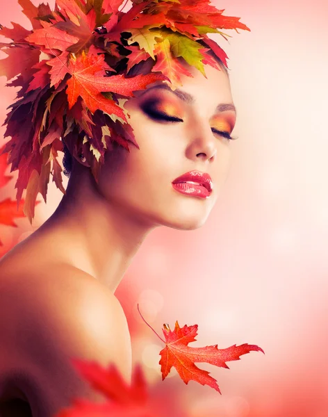 Красива жінка осінь — стокове фото