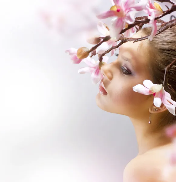 Krásný jarní dívka s květinami Stock Obrázky