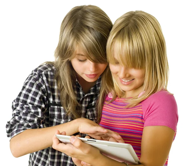 Tienermeisjes met behulp van de touchpad. PC-tablet — Stockfoto