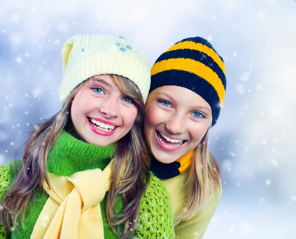 Vintern tonårsflickor outdoors.holidays.happy tonåringar. — Stockfoto