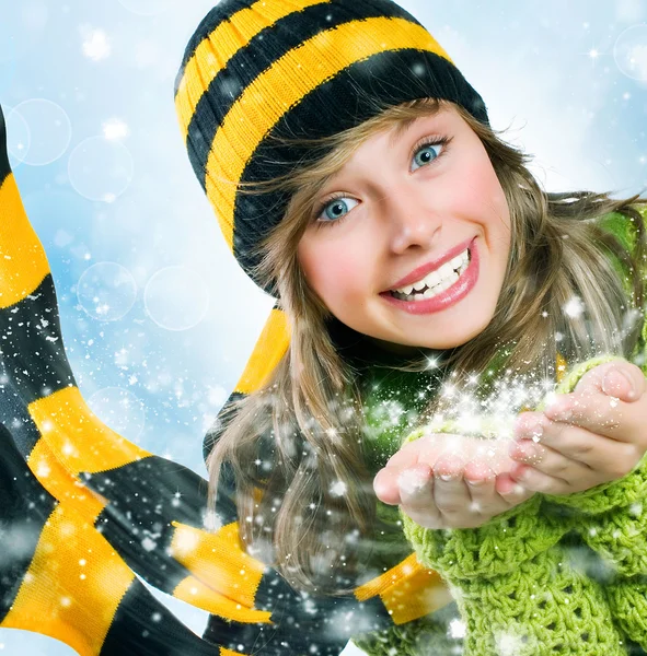 Natal menina.Inverno adolescente menina soprando neve. Ano Novo celebr — Fotografia de Stock