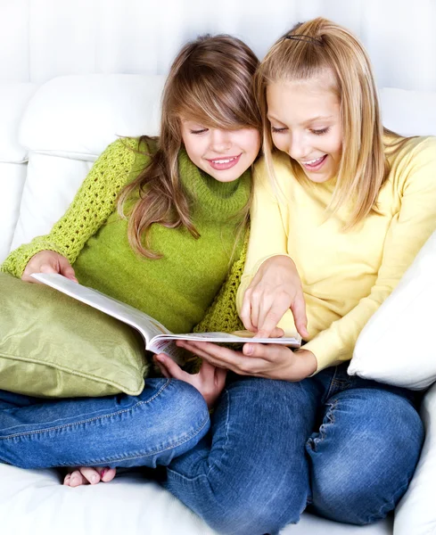 Девочки-подростки читают модный журнал — стоковое фото
