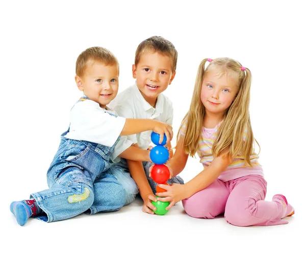 Niños jugando en el piso.Juegos educativos para niños —  Fotos de Stock