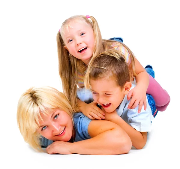 Счастливая мать с веселыми детьми — стоковое фото